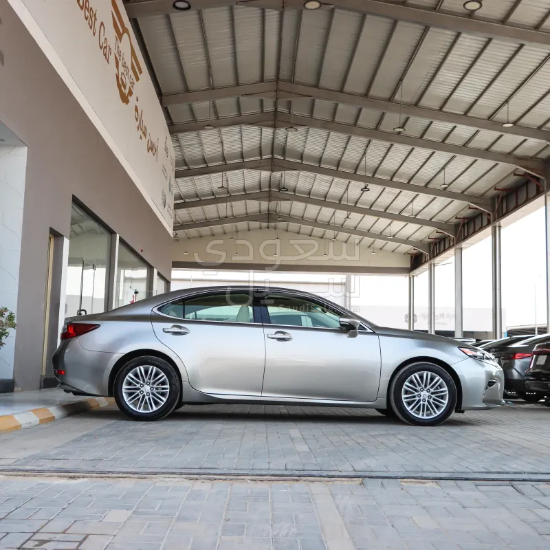 2016 لكزس إي إس 350