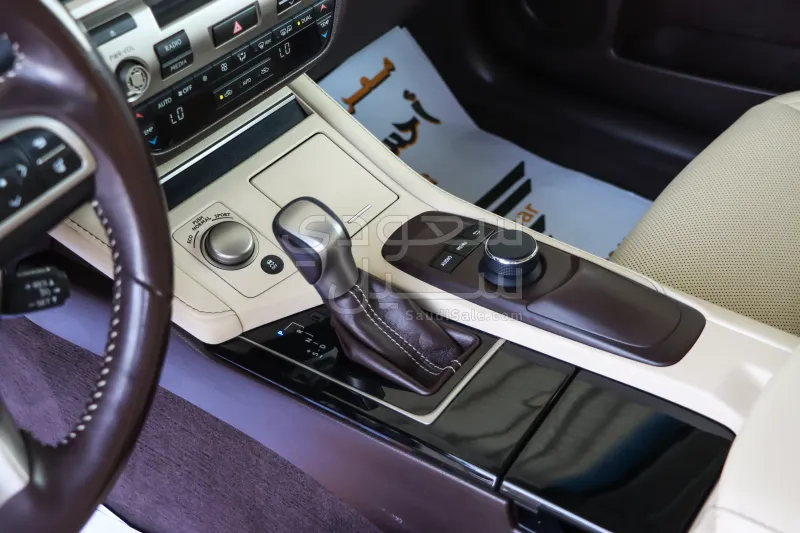 2016 لكزس إي إس 350