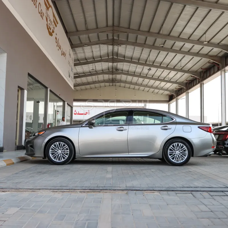 2016 لكزس إي إس 350