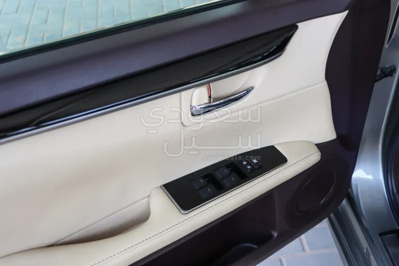 2016 لكزس إي إس 350