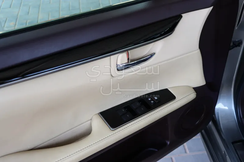 2016 لكزس إي إس 350