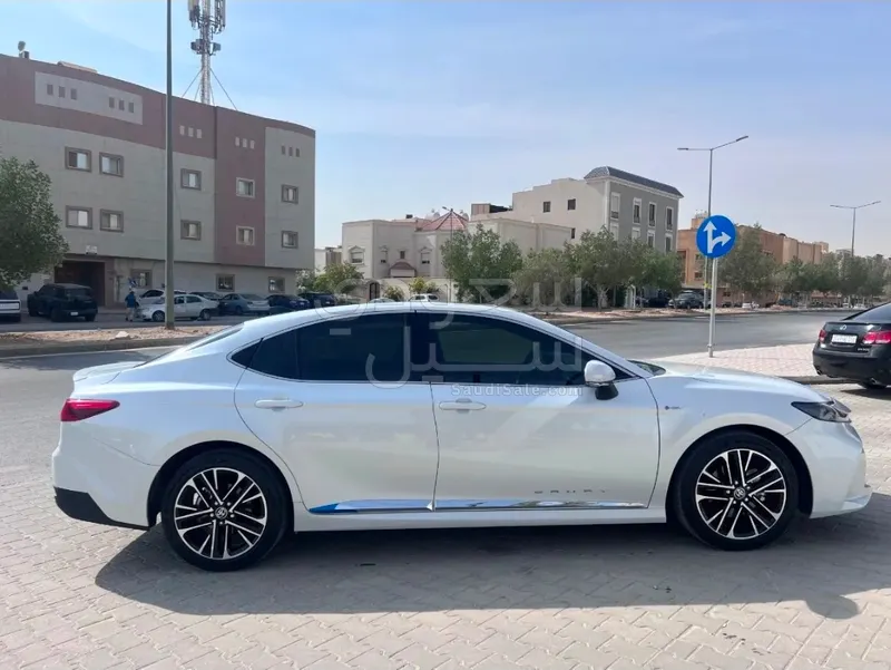 2025 تويوتا كامري ال اي