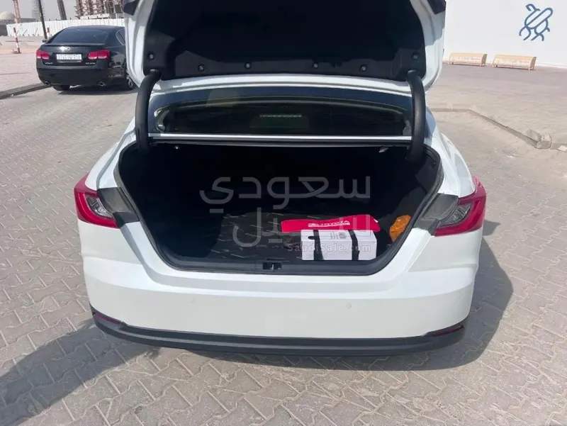 2025 تويوتا كامري ال اي