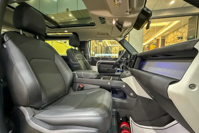 2023 Land Rover Defender SE