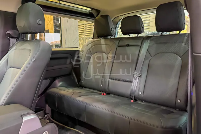 2023 Land Rover Defender SE