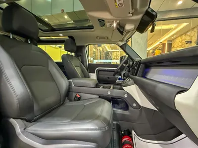 2023 Land Rover Defender SE