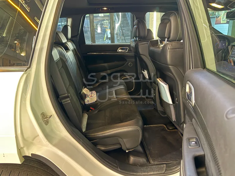 2014 جييب جراند شيروكي اس ار تي