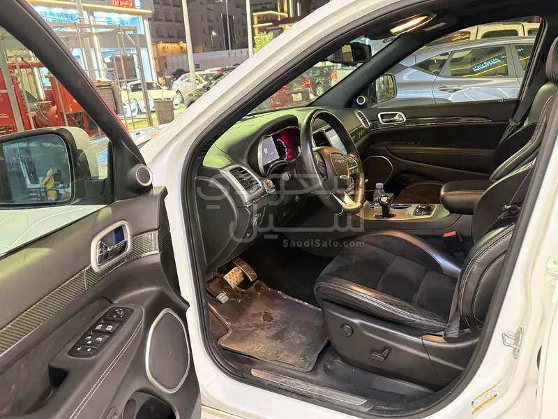 2014 جييب جراند شيروكي اس ار تي