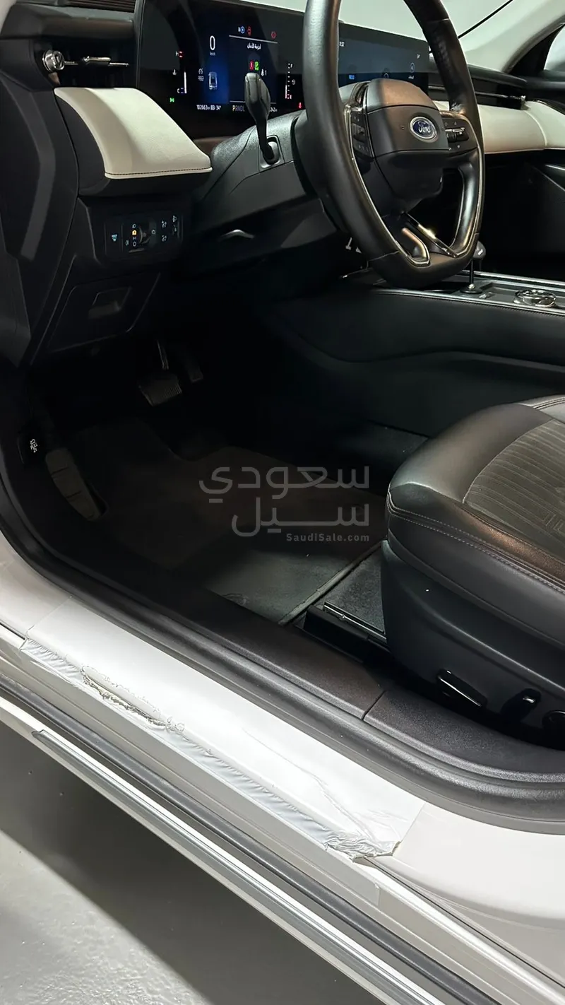 2023 فورد توروس ترند