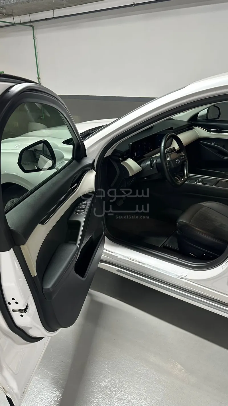 2023 فورد توروس ترند