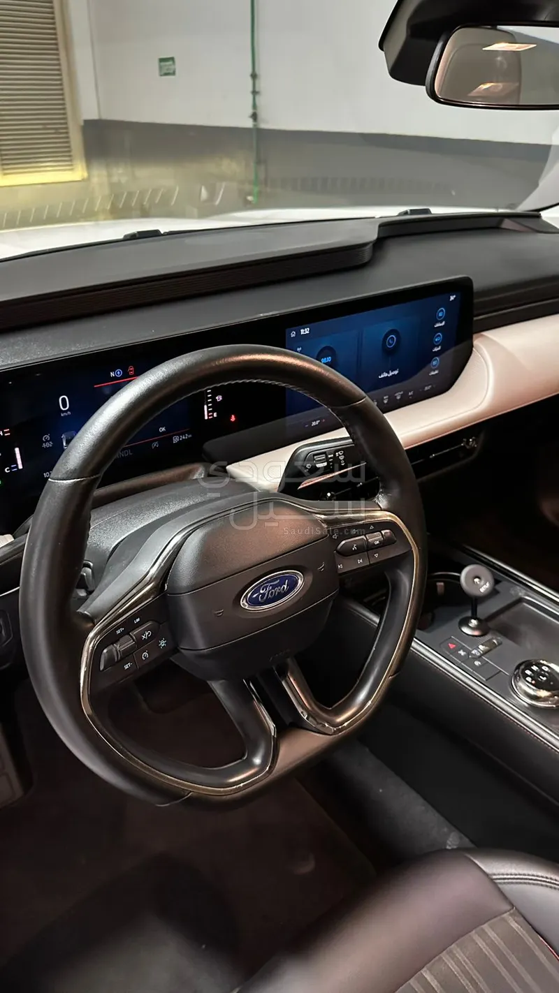 2023 فورد توروس ترند