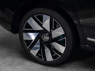 2026 رولز رويس كولينان سلفر بادج