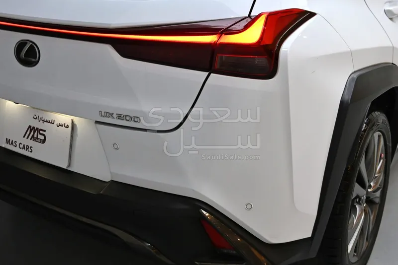 2019 لكزس يو إكس 200