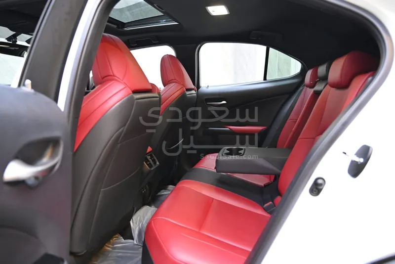 2019 لكزس يو إكس 200