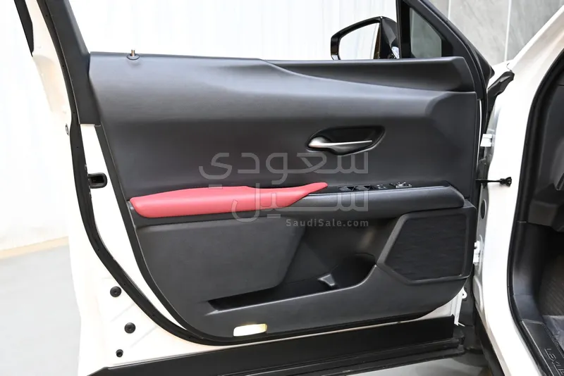 2019 لكزس يو إكس 200