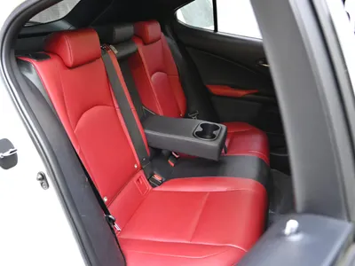 2019 لكزس يو إكس 200