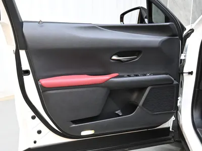 2019 لكزس يو إكس 200