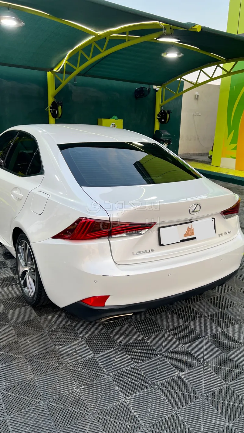2019 لكزس آي إس 300