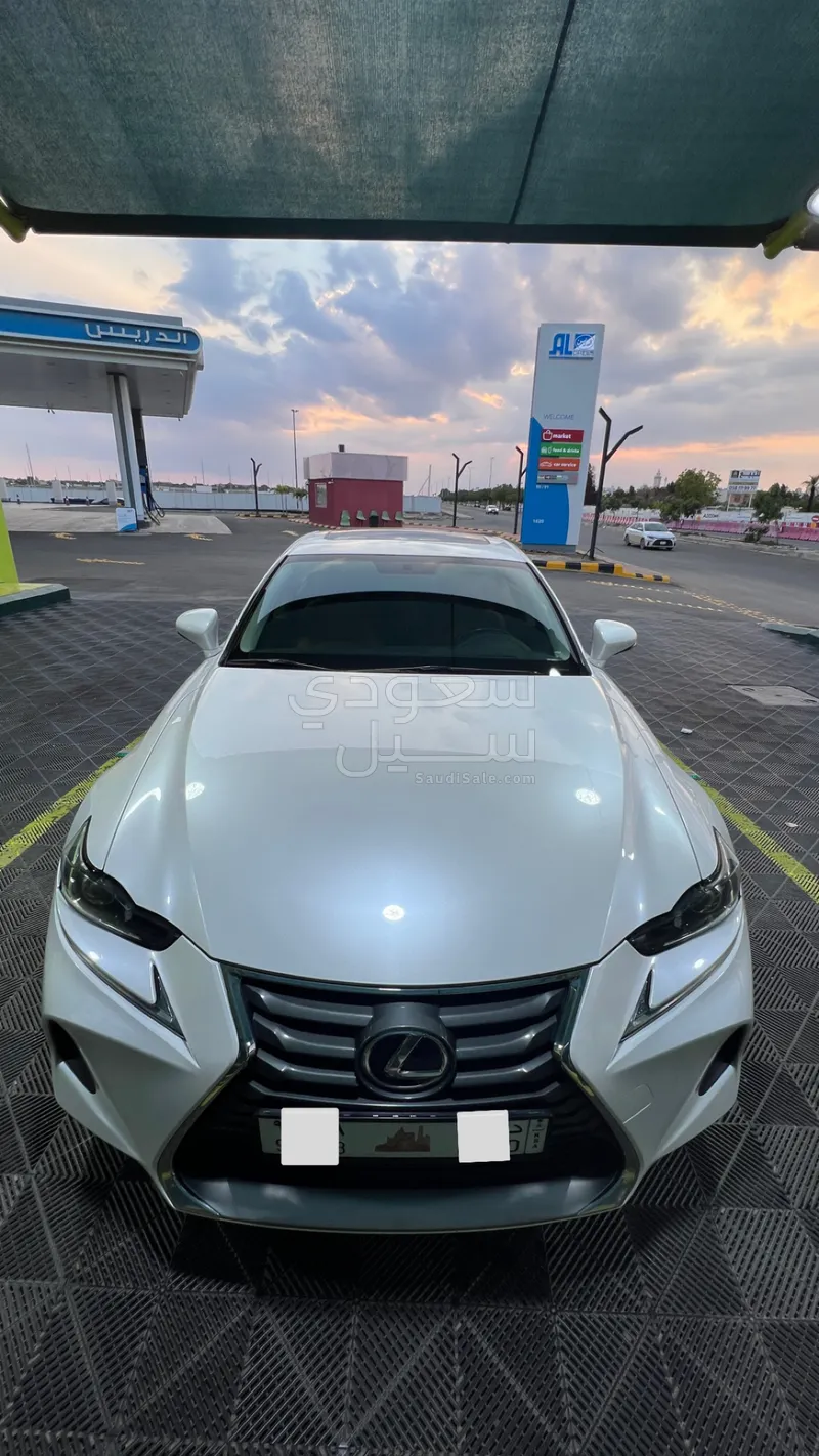 2019 لكزس آي إس 300