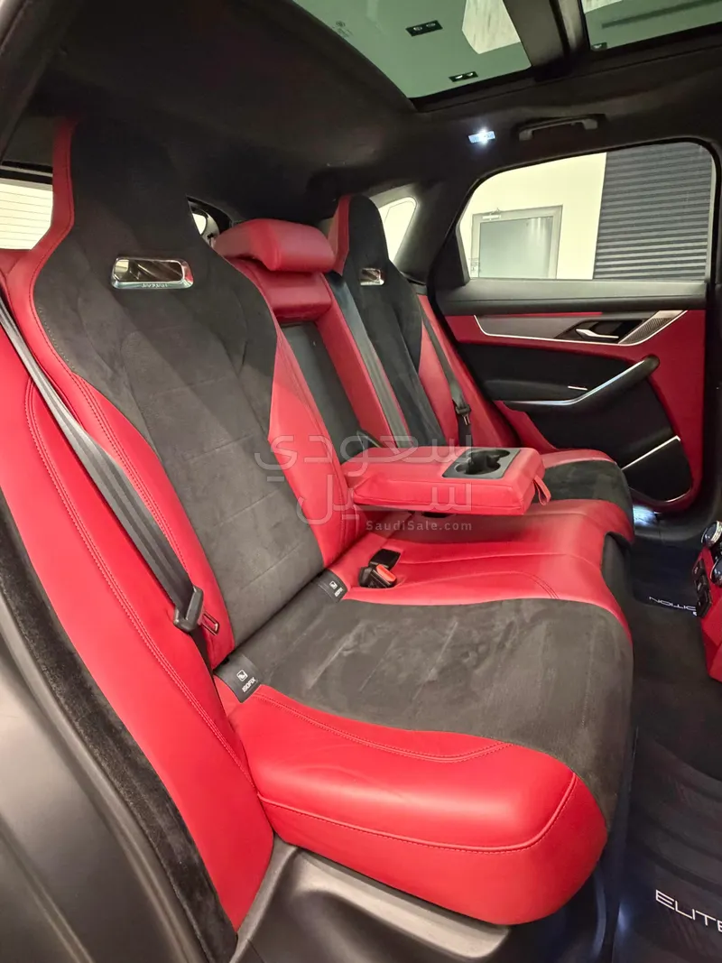 2021 جاكوار اف-بيس اس في ار