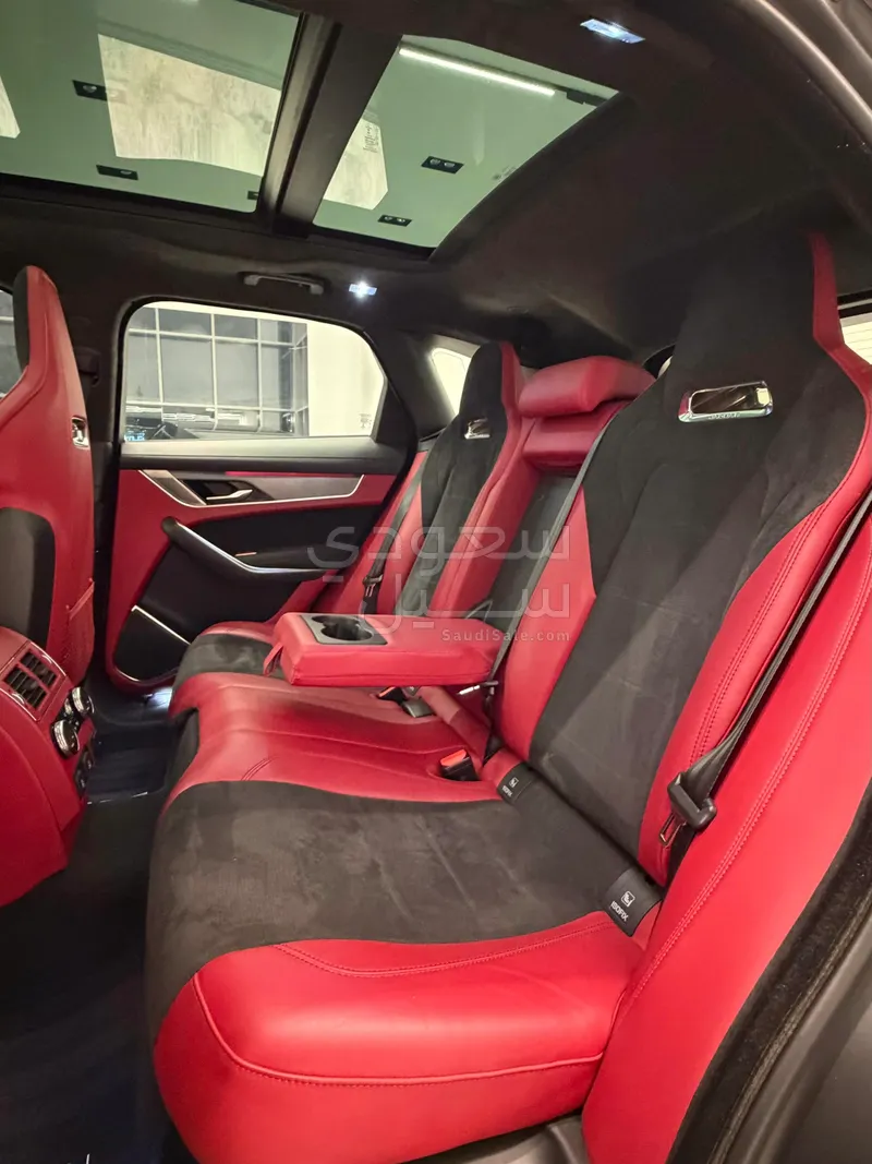 2021 جاكوار اف-بيس اس في ار