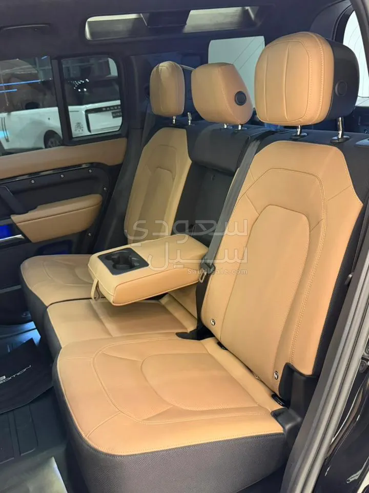 2025 لاند روفر ديفيندر 110