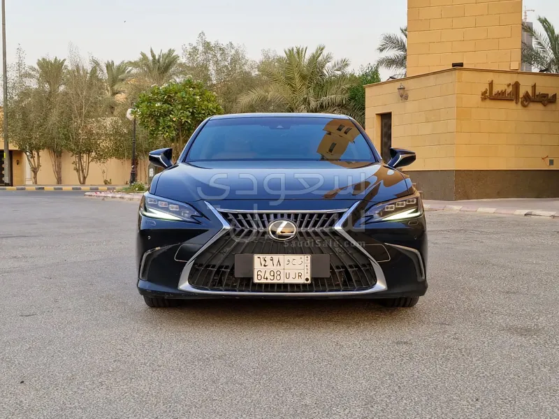 2022 لكزس إي إس 250
