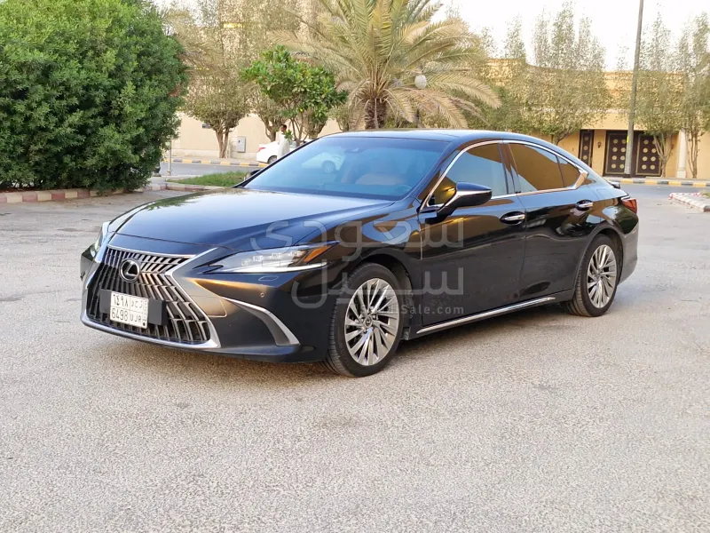 2022 لكزس إي إس 250