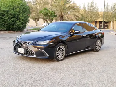 2022 لكزس إي إس 250