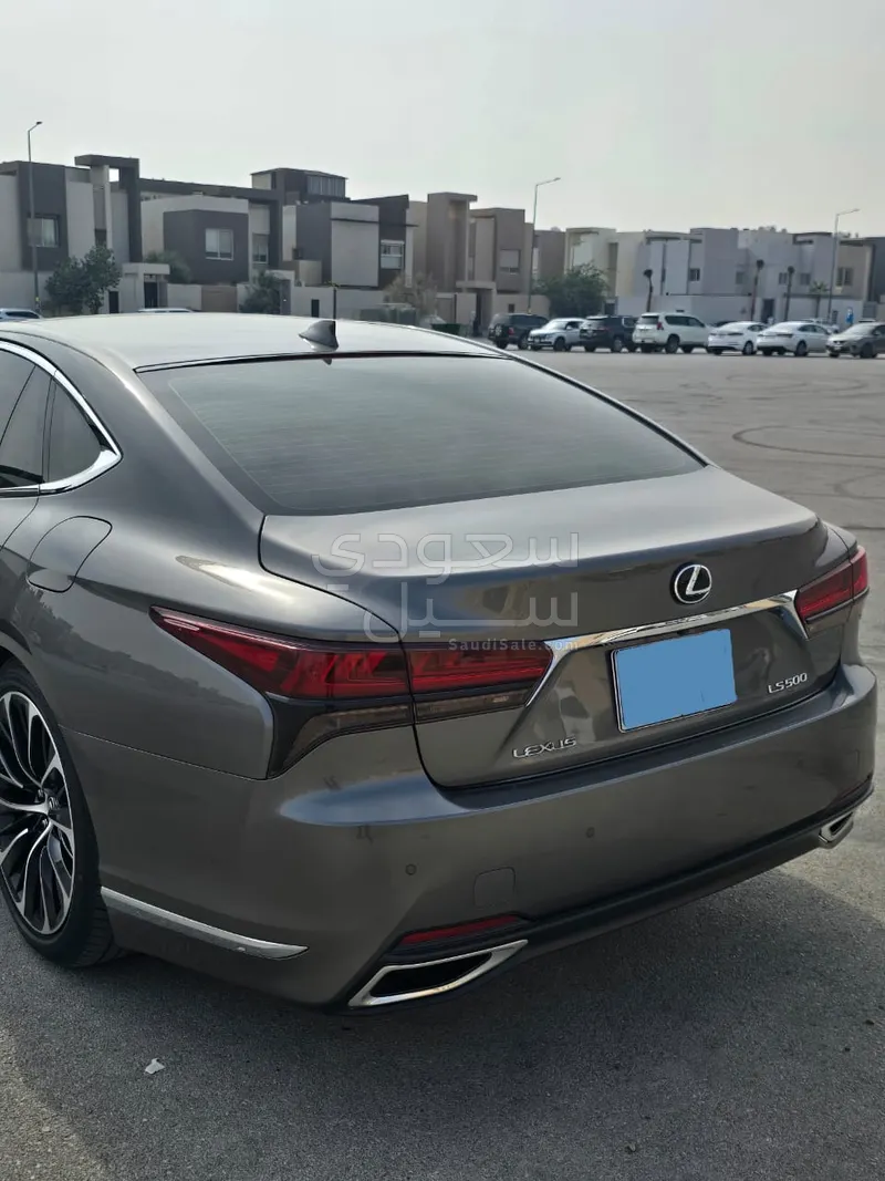 2022 لكزس إل إس 500