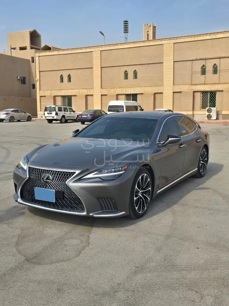 2022 لكزس إل إس 500