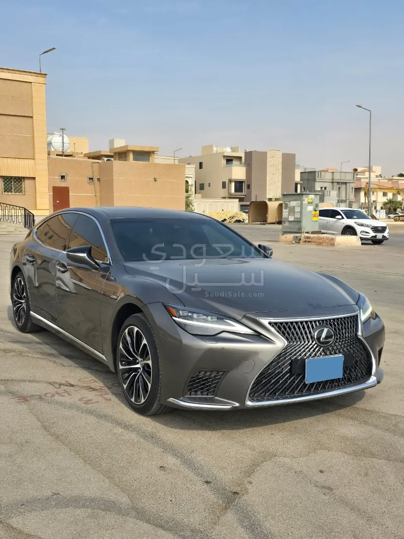 2022 لكزس إل إس 500