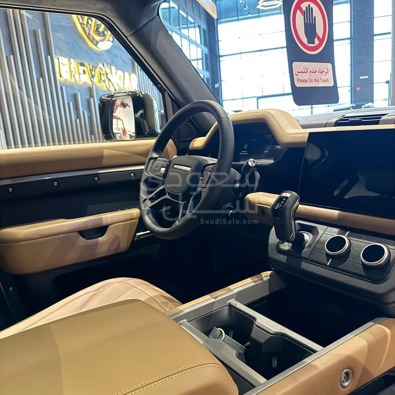 2025 لاند روفر ديفيندر اتش اس اي