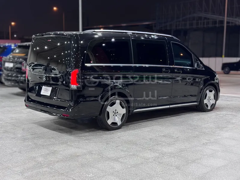 2025 مرسيدس - بنز في 300