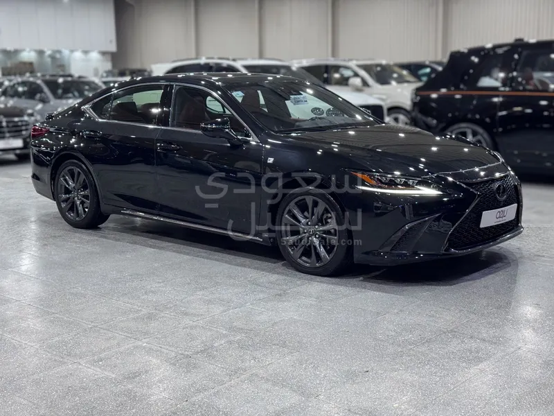 2021 لكزس إي إس 350