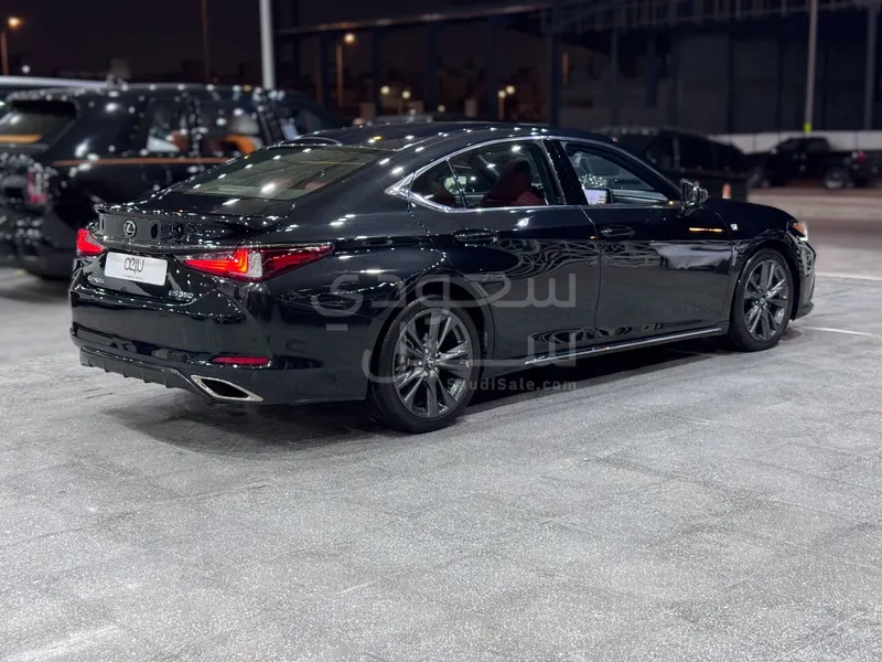 2021 لكزس إي إس 350