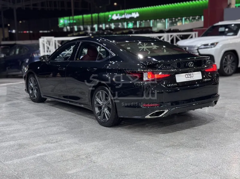 2021 لكزس إي إس 350