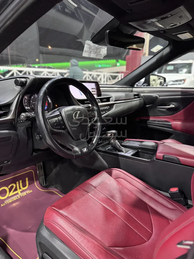 2021 لكزس إي إس 350