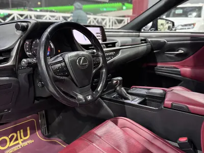 2021 لكزس إي إس 350