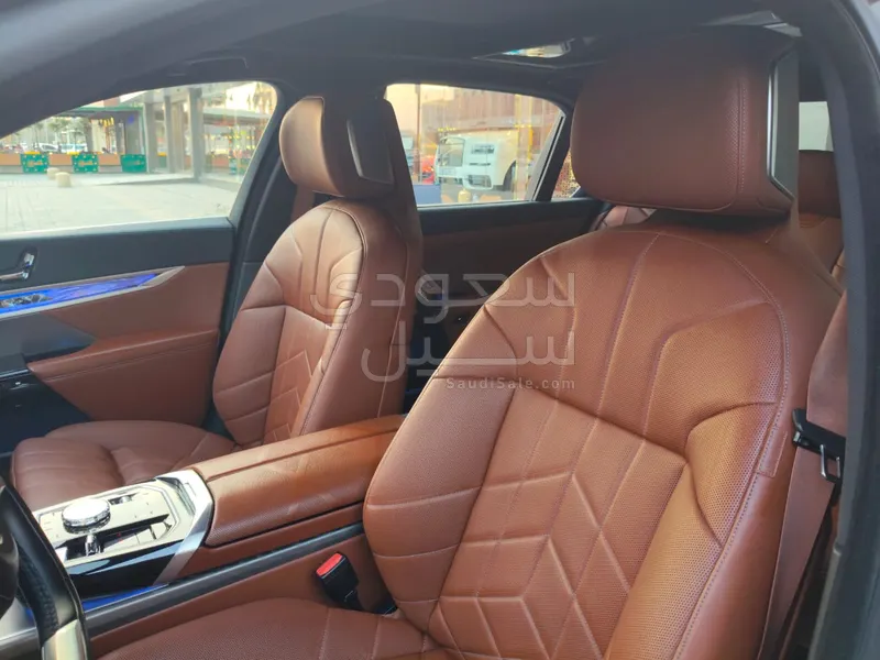 2023 بي ام دبليو الفئة السابعة 735أي