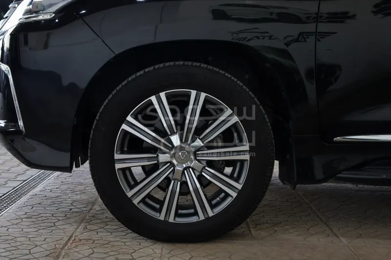 2017 لكزس إل إكس 570 اس