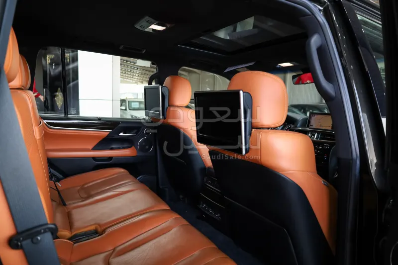 2017 لكزس إل إكس 570 اس