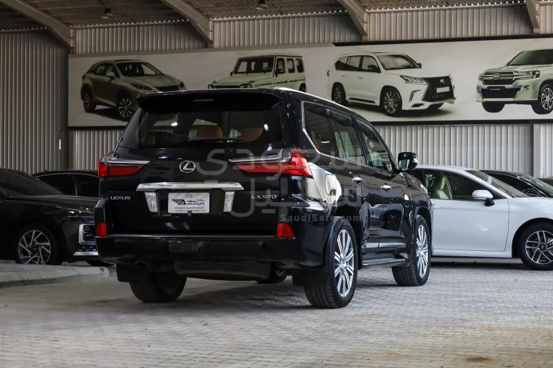 2017 لكزس إل إكس 570 اس