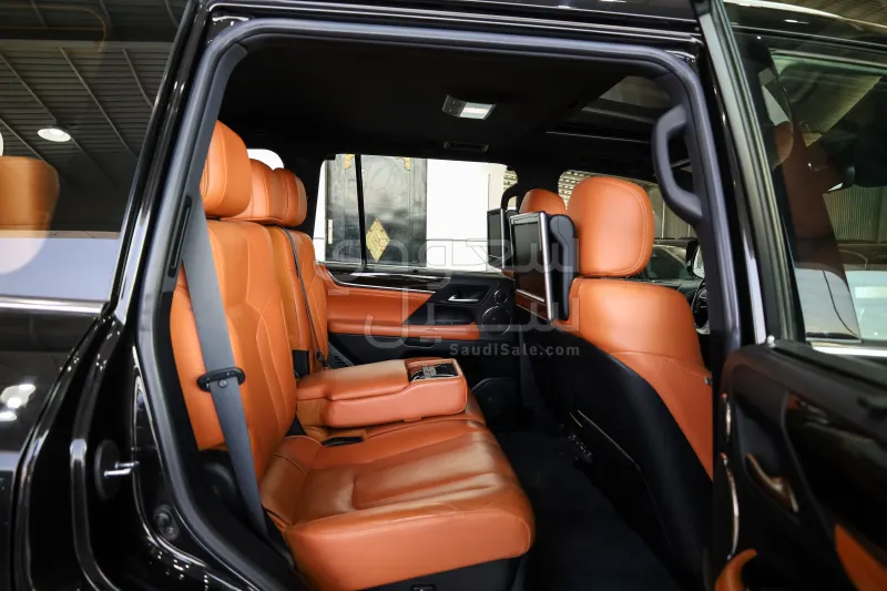 2017 لكزس إل إكس 570 اس