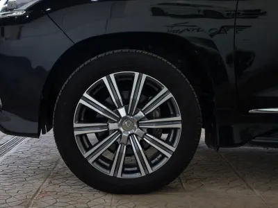 2017 لكزس إل إكس 570 اس