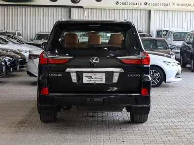 2017 لكزس إل إكس 570 اس