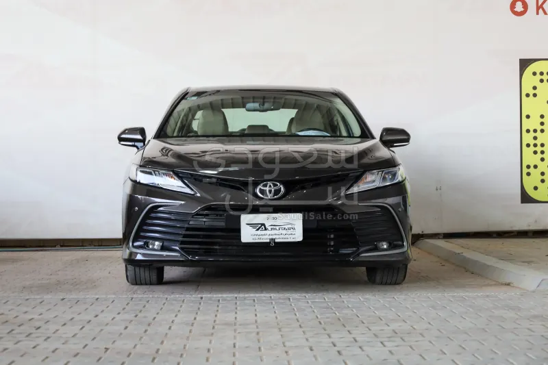 2022 تويوتا كامري جي ال اي