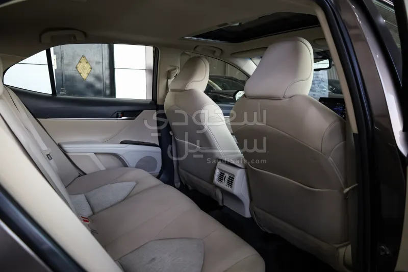 2022 تويوتا كامري جي ال اي