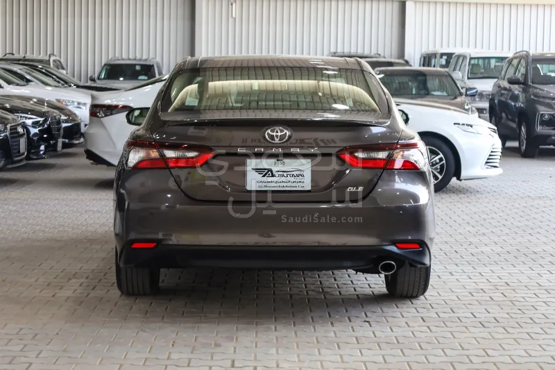 2022 تويوتا كامري جي ال اي