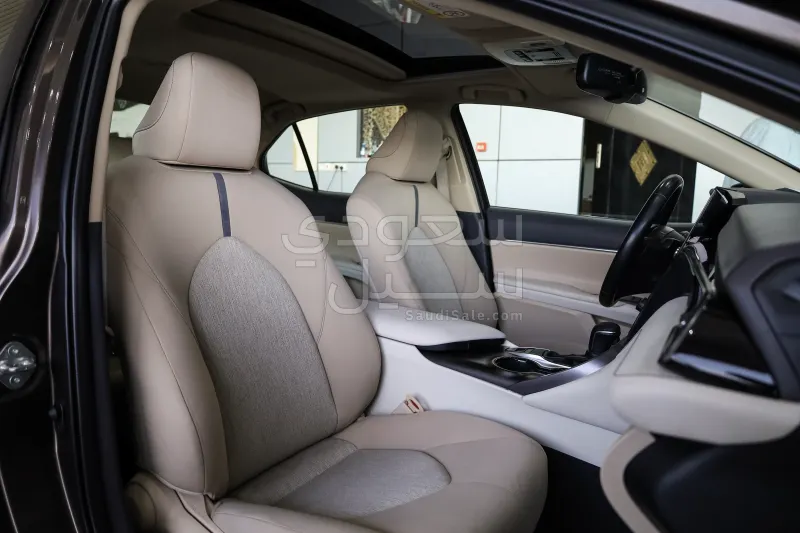 2022 تويوتا كامري جي ال اي